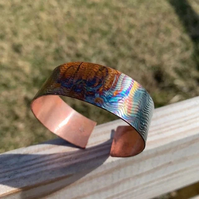 FPWAVYLINES metal cuff bracelet with iridescent wavy pattern
