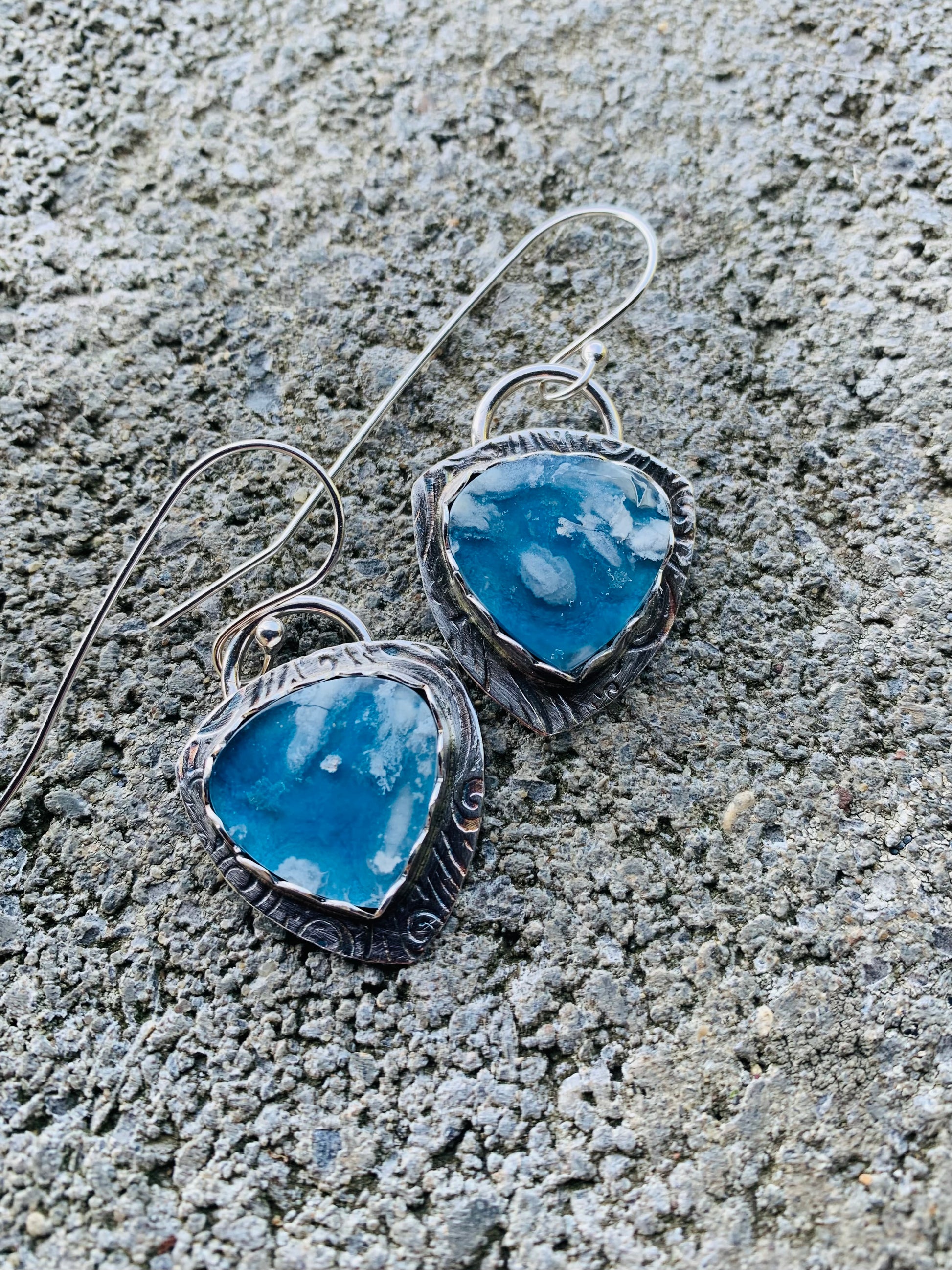 DreamClouds earrings with heart-shaped blue stone